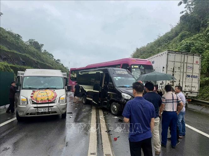 Hiện trường vụ va chạm giao thông giữa 4 xe ô tô khiến giao thông ùn tắc trên cao tốc Nội Bài - Lào Cai sáng 9/5. Ảnh: TTXVN phát